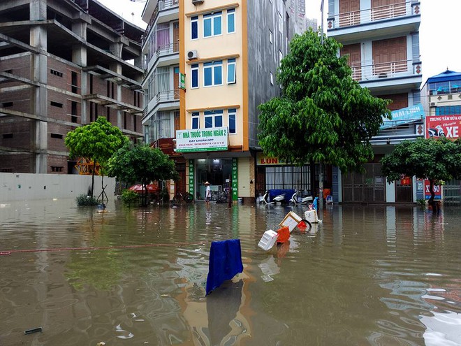 Hà Nội: Mưa lớn ảnh hưởng bão số 2, nhiều tuyến đường biến thành sông - Ảnh 19.