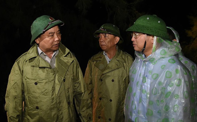 Thủ tướng Nguyễn Xuân Phúc: "Không để hồ thủy điện xả đập gây ra lũ ở vùng bão số 10 vừa đi qua" Thủ tướng Nguyễn Xuân Phúc: "Không để hồ thủy điện xả đập gây ra lũ ở vùng bão số 10 vừa đi qua"