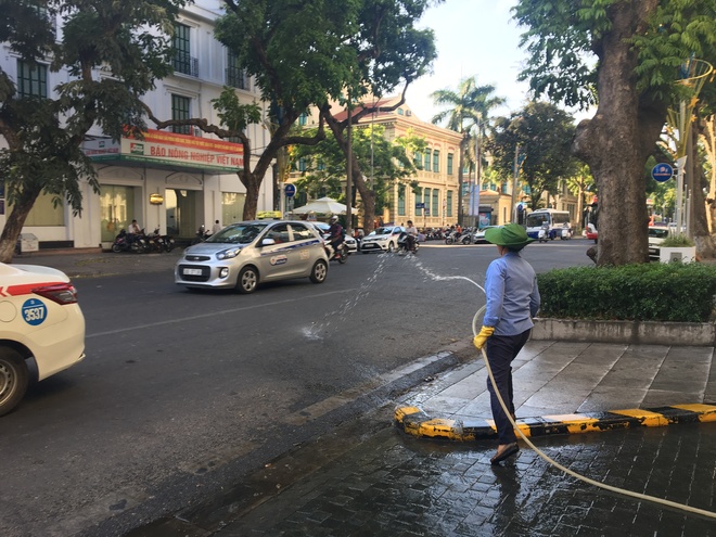 Ảnh: Người Hà Nội mệt nhoài mưu sinh, phố đi bộ vắng như sáng mùng 1 Tết vì nắng nóng - Ảnh 5.