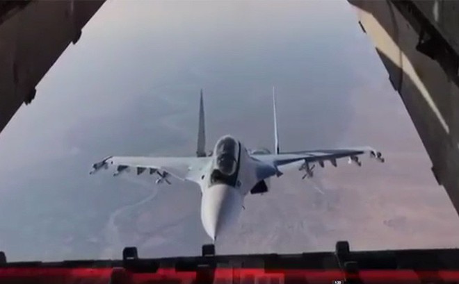 Tiêm kích Su-30SM suýt “chui tọt” vào vận tải cơ Il-76: Chỉ là ghé thăm tí thôi!