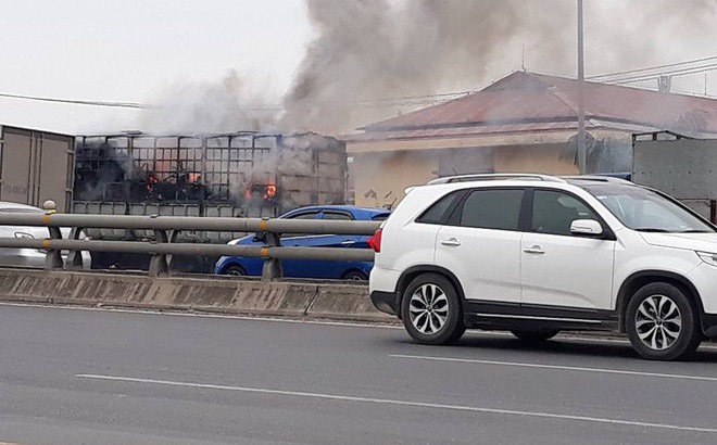 Xe tải chở nhiều xe máy bốc cháy dữ dội trên cầu Đông Trù