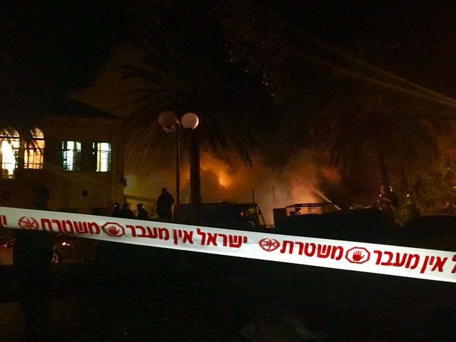 Israel: Nổ lớn làm rung chuyển Tel Aviv, lửa dữ liếm trọn tòa nhà - Ảnh 3.