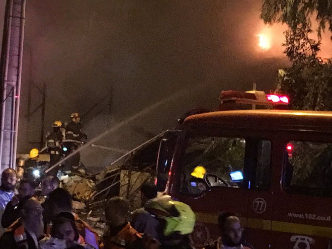 Israel: Nổ lớn làm rung chuyển Tel Aviv, lửa dữ liếm trọn tòa nhà - Ảnh 2.