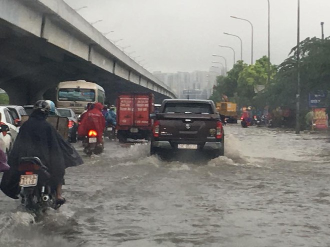 Hà Nội: Mưa lớn ảnh hưởng bão số 2, nhiều tuyến đường biến thành sông - Ảnh 18.