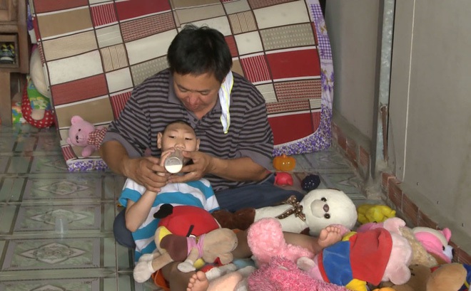 Bố đơn thân nuôi 2 con bị bệnh teo não đi thi hát khiến Trấn Thành, Cẩm Ly ngưỡng mộ và bật khóc