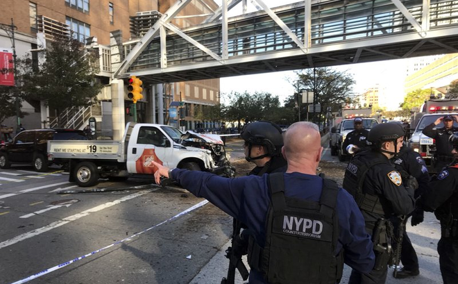 New York: Khủng bố gần địa điểm vụ 11/9, 8 người thiệt mạng, thủ phạm hét "Allahu Akbar" New York: Khủng bố gần địa điểm vụ 11/9, 8 người thiệt mạng, thủ phạm hét "Allahu Akbar"