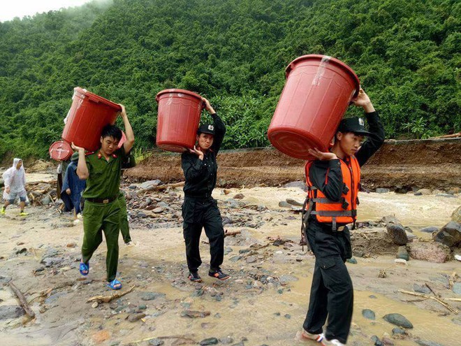 Clip khiến người quay run tay và người viết rơi nước mắt về CSCĐ trong lũ dữ ở Mường La - Ảnh 1.