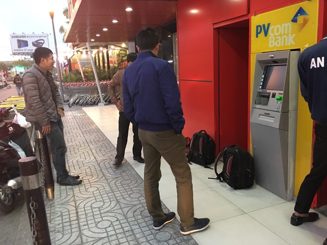 PVcombank nói về việc cây ATM nhả ra tờ giấy ghi chữ 500.000 VNĐ khi khách rút tiền - Ảnh 1.