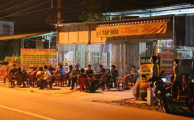 Chồng đi giao nước ngọt, vợ ở nhà chết trong tư thế treo cổ trước cửa buồng