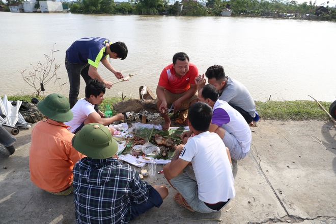 Ảnh: Hàng trăm cần thủ kiếm bộn cá trên dòng sông lũ ở Hà Nội - Ảnh 10.