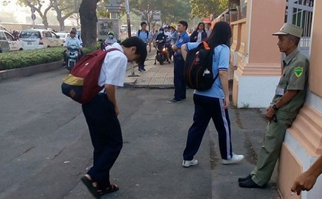 Học sinh trường Lê Hồng Phong và hành động cúi chào bác bảo vệ "gây bão" mạng xã hội
