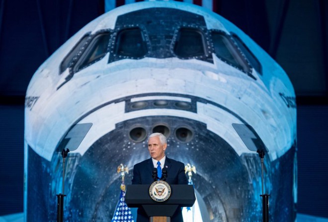 Phó Tổng thống Mỹ Mike Pence tuyên bố: NASA sẽ trở lại Mặt Trăng - Ảnh 2.