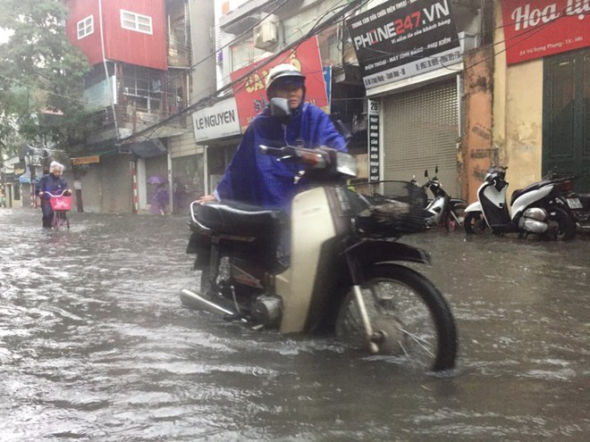 Hà Nội: Mưa lớn ảnh hưởng bão số 2, nhiều tuyến đường biến thành sông - Ảnh 9.