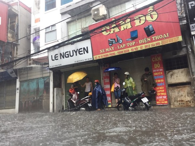 Hà Nội: Mưa lớn ảnh hưởng bão số 2, nhiều tuyến đường biến thành sông - Ảnh 15.