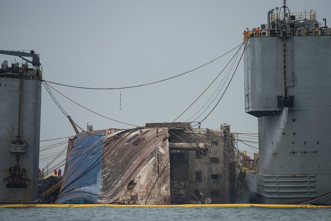 Cận cảnh phà Sewol sau 3 năm chìm sâu ở đáy biển - Ảnh 4. Cận cảnh phà Sewol sau 3 năm chìm sâu ở đáy biển - Ảnh 4.