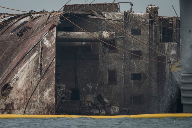 Cận cảnh phà Sewol sau 3 năm chìm sâu ở đáy biển - Ảnh 6. Cận cảnh phà Sewol sau 3 năm chìm sâu ở đáy biển - Ảnh 6.