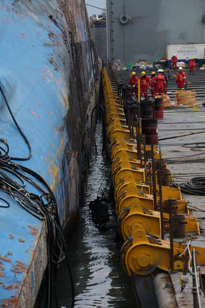 Cận cảnh phà Sewol sau 3 năm chìm sâu ở đáy biển - Ảnh 9. Cận cảnh phà Sewol sau 3 năm chìm sâu ở đáy biển - Ảnh 9.
