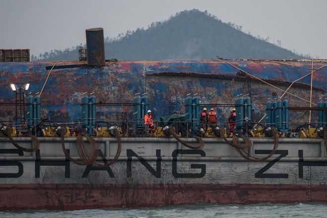 Cận cảnh phà Sewol sau 3 năm chìm sâu ở đáy biển - Ảnh 10. Cận cảnh phà Sewol sau 3 năm chìm sâu ở đáy biển - Ảnh 10.
