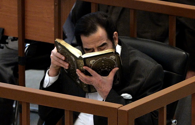 Những giây phút cuối cùng của Saddam Hussein trước khi bước lên giá treo cổ - Ảnh 3.