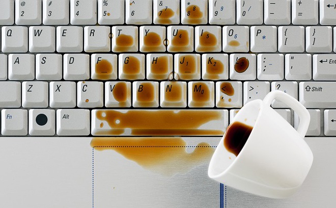 Sai lầm lớn nhất bạn có thể mắc phải khi cố cứu điện thoại, tai nghe... bị nước vào