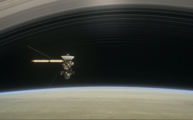Đồ họa mô phỏng tàu Cassini bay phía trên thượng tầng khí quyển của Sao Thổ vào tháng 8 và tháng 9 năm 2017 trước khi kết thúc sứ mệnh. Đồ họa: NASA/JPL-Caltech.