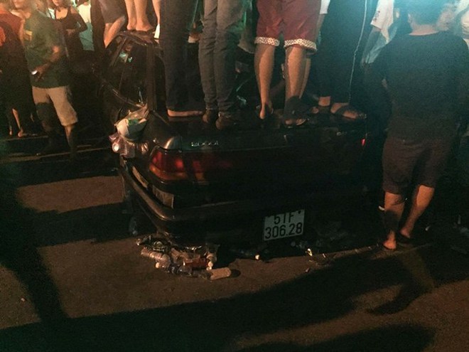 Hình ảnh khủng khiếp nhất dịp nghỉ lễ 2/9: Trèo rào, giẫm nát ô tô con trong đêm Đại nhạc hội  - Ảnh 6.