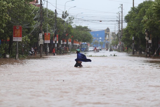 Nước tràn qua bờ đê, Nghệ An kêu gọi người dân sơ tán khẩn cấp, gió đổi chiều, Hà Tĩnh tan hoang trong bão - Ảnh 3.
