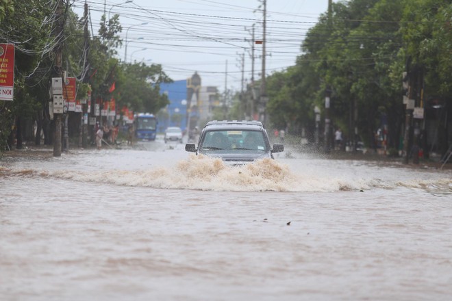 Nước tràn qua bờ đê, Nghệ An kêu gọi người dân sơ tán khẩn cấp, gió đổi chiều, Hà Tĩnh tan hoang trong bão - Ảnh 5.