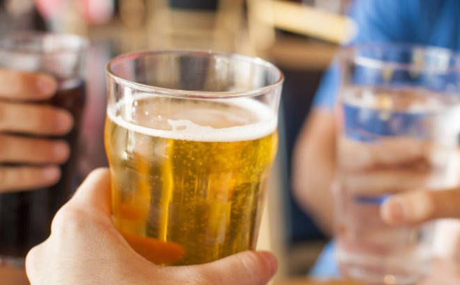 Uống nhiều bia rựu có thể gây tổn thương dạ dày