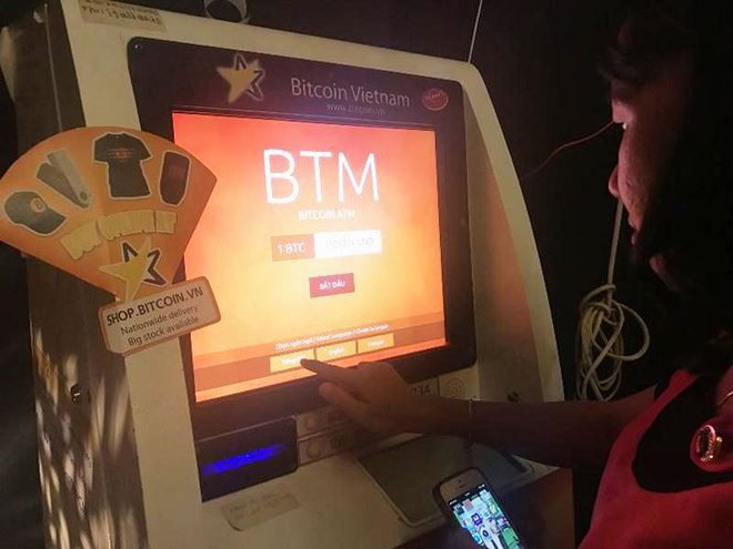 Cận cảnh giao dịch bitcoin bằng máy ATM  - Ảnh 1.