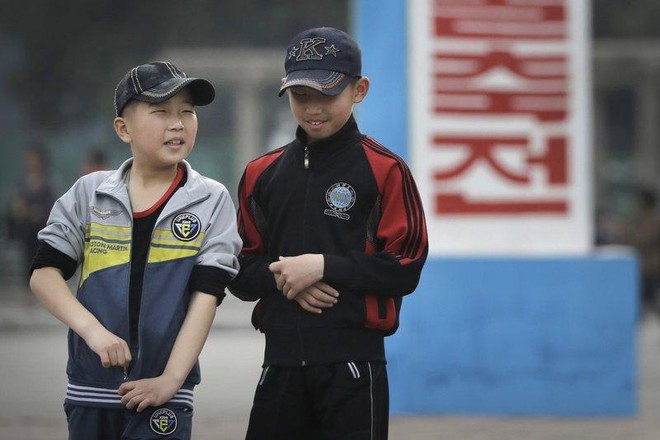 Triều Tiên báo động dòng chảy ngầm: Khi người trẻ thích váy ngắn, phim Hàn và mê kiếm tiền - Ảnh 2.
