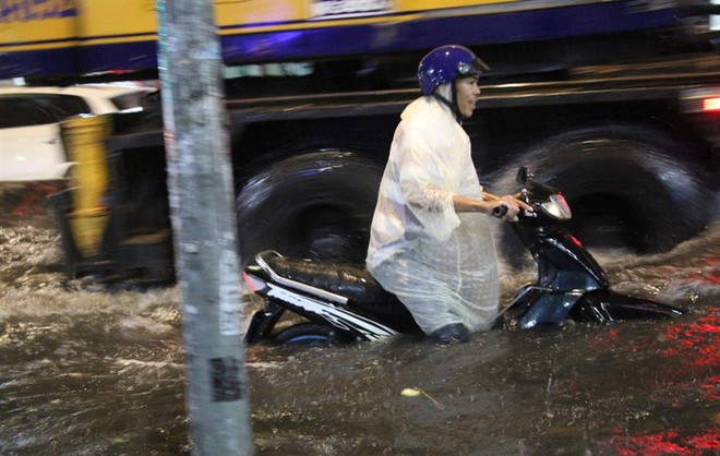 TPHCM: 1 giờ siêu máy bơm “giải cứu” đường Nguyễn Hữu Cảnh trong cơn mưa lớn nhất mùa - Ảnh 5.