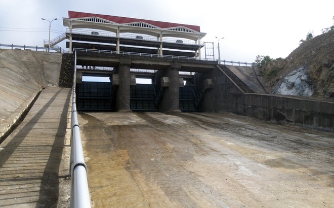 Ba thanh niên say rượu đi xả lũ gây ngập úng cả vùng