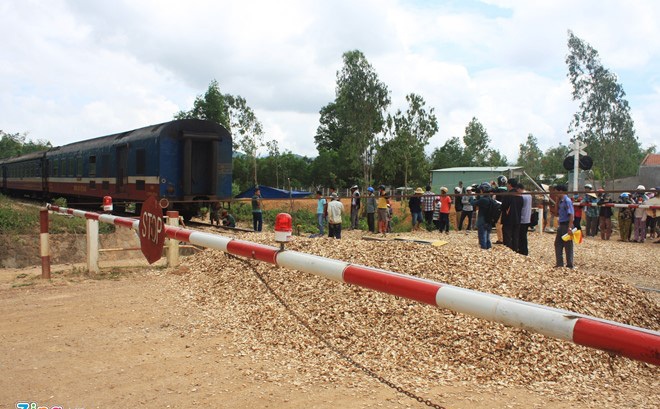 Vụ tàu hỏa húc xe tải ở Bình Định: 'Do gác chắn không đóng'