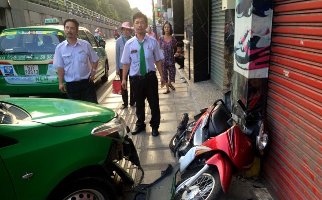 Tài xế lái taxi tông tên cướp ở Sài Gòn: 'Con gái gọi tôi là soái ca'