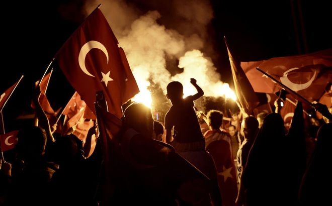 Thổ Nhĩ Kỳ "trảm" 7.000 cảnh sát, quân lính, quan chức trong 1 ngày
