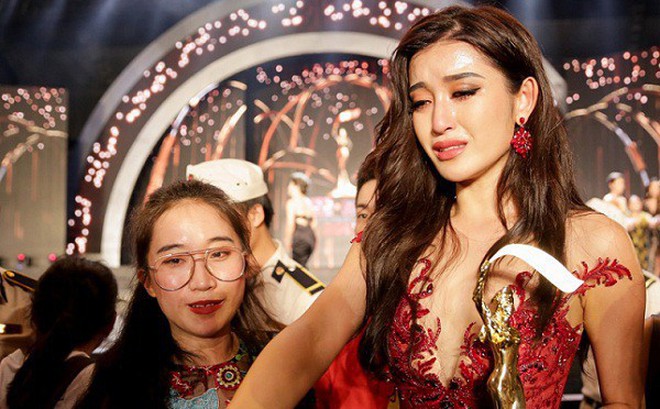 NTK áo dài cho Hoa hậu Hòa bình: Huyền My trang bị vẻ ngoài tốt nhưng bên trong chưa được! NTK áo dài cho Hoa hậu Hòa bình: Huyền My trang bị vẻ ngoài tốt nhưng bên trong chưa được!