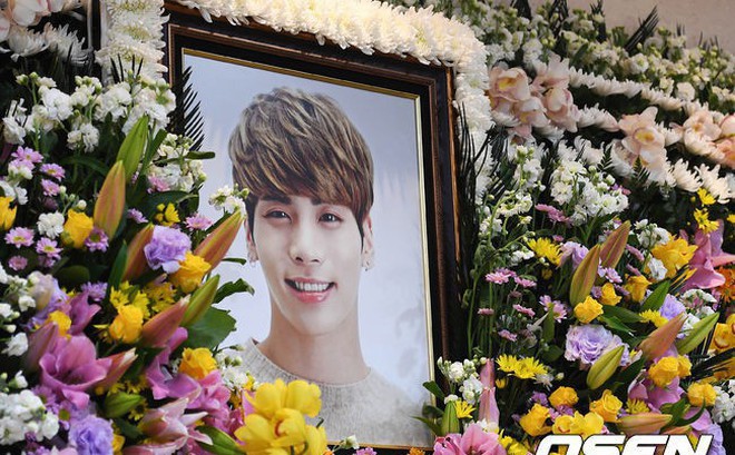 Thi hài của Jonghyun đã được đặt vào quan tài, 9 giờ tối nay tang lễ sẽ chính thức diễn ra