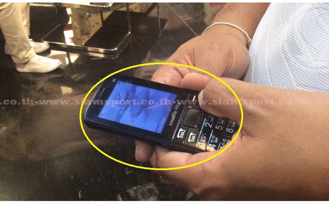 Vì sao HLV Thái Lan lại chỉ dùng điện thoại “cục gạch” ở SEA Games 29?