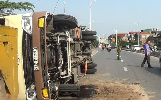 Hà Nội: Xe khách lật nghiêng giữa đường, nhiều người bị thương