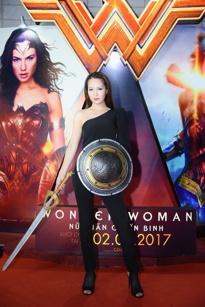 Á hậu Huyền My và dàn sao Việt háo hức đi gặp Wonder Woman