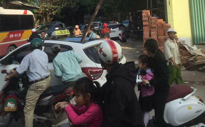 Thanh sắt rơi trúng nóc taxi khiến 1 người tử vong: Nạn nhân đưa con đi khám bệnh
