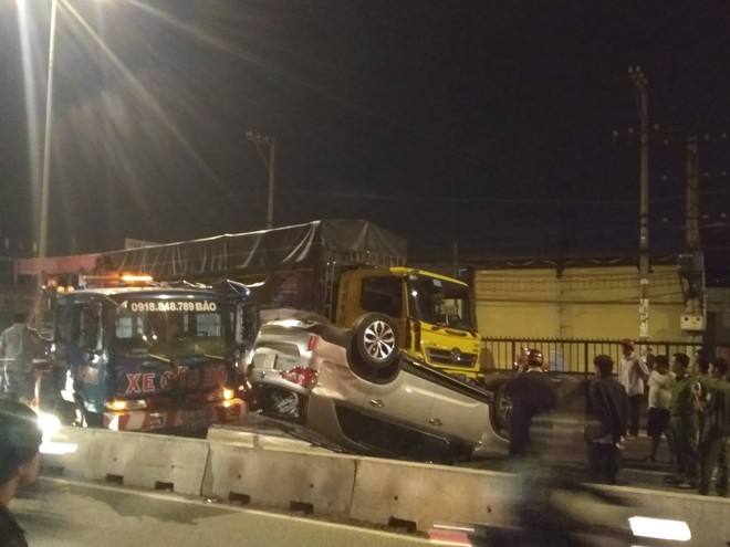 Xe tải ủi ô tô lật ngửa trên đường, 4 người trong xe la hét cầu cứu ở Sài Gòn - Ảnh 1. Xe tải ủi ô tô lật ngửa trên đường, 4 người trong xe la hét cầu cứu ở Sài Gòn - Ảnh 1.