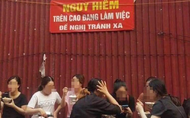 Bức ảnh nhóm bạn gái ngồi ăn vỉa hè với nghịch lý khiến nhiều người ngỡ ngàng Bức ảnh nhóm bạn gái ngồi ăn vỉa hè với nghịch lý khiến nhiều người ngỡ ngàng