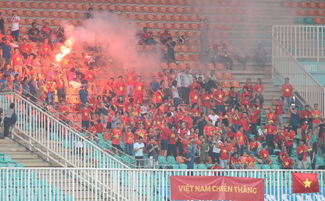 Hậu Asiad, VFF bị phạt 12.500 USD vì hình ảnh không đáng có trên khán đài cổ vũ U23 VN