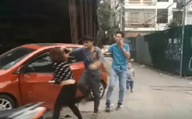 Công an thông tin về clip chồng đánh vợ dã man giữa phố Hà Nội mặc con trai gào khóc 1 Công an thông tin về clip chồng đánh vợ dã man giữa phố Hà Nội mặc con trai gào khóc 1