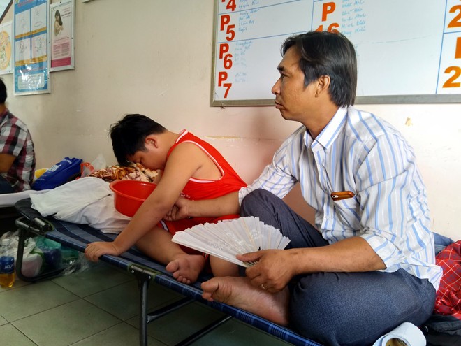 Một ngày ở BV Nhi tại Sài Gòn: Bệnh nhân nằm phơi nắng, phơi sương dọc hành lang bệnh viện  - Ảnh 12.