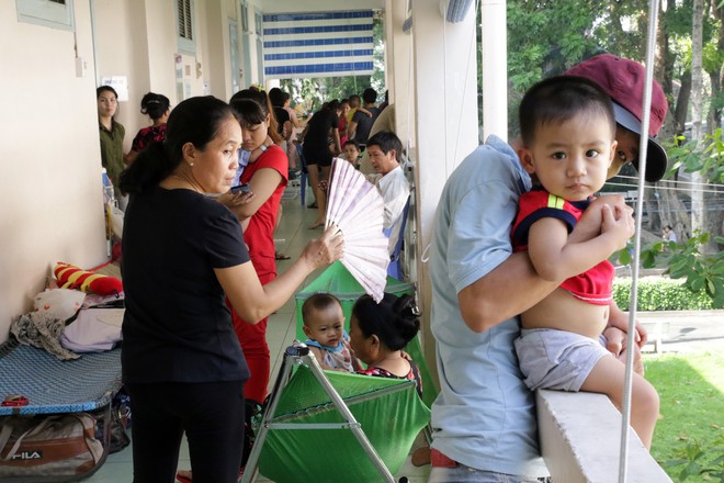 Một ngày ở BV Nhi tại Sài Gòn: Bệnh nhân nằm phơi nắng, phơi sương dọc hành lang bệnh viện  - Ảnh 5.