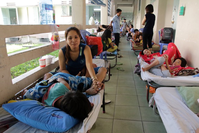 Một ngày ở BV Nhi tại Sài Gòn: Bệnh nhân nằm phơi nắng, phơi sương dọc hành lang bệnh viện  - Ảnh 4.