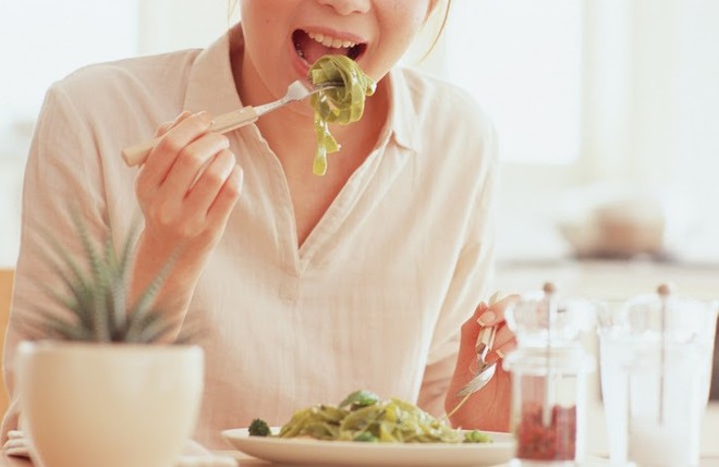 Tranh luận trái chiều về thói quen ăn cơm chan canh gây bệnh dạ dày: Đâu là cách ăn đúng? - Ảnh 4.